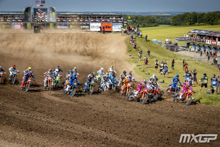 Simon Laenegenfelder vyhrál 1. jízdu FIM MX2 Velké Británie 2025