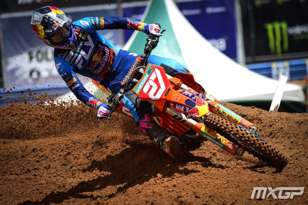 Po šílené druhé jízdě FIM MX2 Austrálie 2025, ukončené červenou vlajkou se mistrem světa stal Simon Laengenfelder!