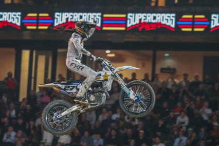 Sobotní večer Supercross de Paris 2025 jasně ovládl Malcom Stewart