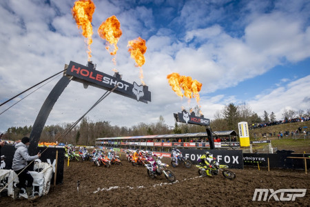 Sacha Coenen vítězem blátivé 1. jízdy FIM MX2 Německa! Julius Mikula devátý
