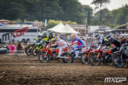 Guillem Farres vítězí v 1. jízdě MX2 ve Foxhills! Julius Mikula šestý!