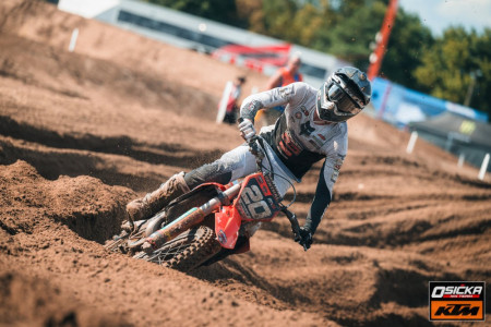 Tisková zpráva: Julius Mikula i s bolestí v zápěstí vybojoval v FIM MX2 v Lommelu celkové sedmé místo