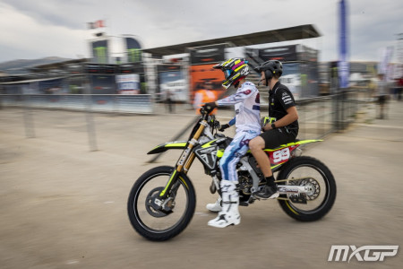 Guillem Farres ovládl kvalifikační závod FIM MX2 v Turecku. Julius Mikula dojel devátý