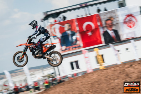 Tisková zpráva:  Julius Mikula se posunul na deváté místo v FIM MX2 2026. V první jízdě dojel pátý